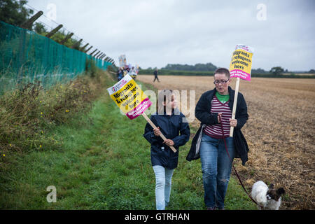 Milton Ernest, UK. Decimo Sep, 2016. Gli attivisti del Movimento per la giustizia e di altri gruppi che si oppongono ai centri di detenzione per immigrati protestare fuori Yarl Legno dell immigrazione Centro di rimozione di chiamare per la sua chiusura. Credito: Mark Kerrison/Alamy Live News Foto Stock