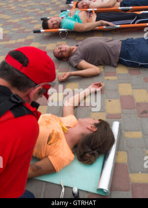 Borispol, Ucraina. Il 10 settembre, 2016. La Croce Rossa svoltasi il Sabato, Settembre 10, 2016 a Borispol, Ucraina formazione al soccorso dei feriti, delle vittime di attentati terroristici. La società ucraina è serio circa il problema del terrorismo internazionale contro lo sfondo della continua aggressione della Russia a est dell'Ucraina. Credito: Igor Golovnov/Alamy Live News Foto Stock