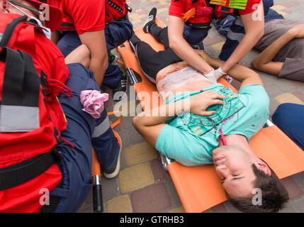 Borispol, Ucraina. Il 10 settembre, 2016. La Croce Rossa svoltasi il Sabato, Settembre 10, 2016 a Borispol, Ucraina formazione al soccorso dei feriti, delle vittime di attentati terroristici. La società ucraina è serio circa il problema del terrorismo internazionale contro lo sfondo della continua aggressione della Russia a est dell'Ucraina. Credito: Igor Golovnov/Alamy Live News Foto Stock