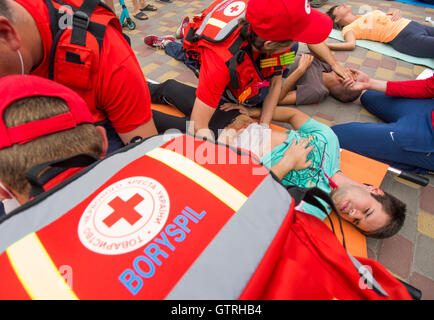 Borispol, Ucraina. Il 10 settembre, 2016. La Croce Rossa svoltasi il Sabato, Settembre 10, 2016 a Borispol, Ucraina formazione al soccorso dei feriti, delle vittime di attentati terroristici. La società ucraina è serio circa il problema del terrorismo internazionale contro lo sfondo della continua aggressione della Russia a est dell'Ucraina. Credito: Igor Golovnov/Alamy Live News Foto Stock