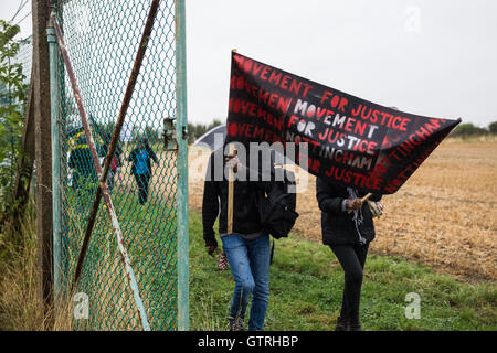 Milton Ernest, UK. Decimo Sep, 2016. Gli attivisti del Movimento per la giustizia e di altri gruppi che si oppongono ai centri di detenzione per immigrati protestare fuori Yarl Legno dell immigrazione Centro di rimozione di chiamare per la sua chiusura. Credito: Mark Kerrison/Alamy Live News Foto Stock