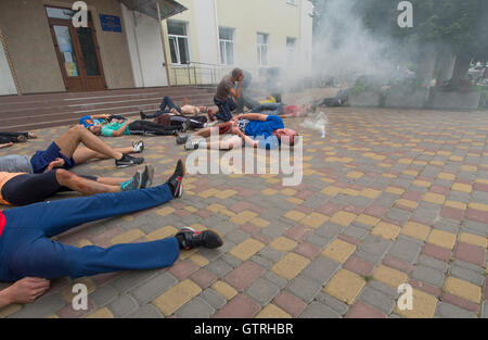 Borispol, Ucraina. Il 10 settembre, 2016. La Croce Rossa svoltasi il Sabato, Settembre 10, 2016 a Borispol, Ucraina formazione al soccorso dei feriti, delle vittime di attentati terroristici. La società ucraina è serio circa il problema del terrorismo internazionale contro lo sfondo della continua aggressione della Russia a est dell'Ucraina. Credito: Igor Golovnov/Alamy Live News Foto Stock