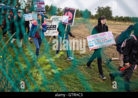 Milton Ernest, UK. Decimo Sep, 2016. Gli attivisti del Movimento per la giustizia e di altri gruppi che si oppongono ai centri di detenzione per immigrati protestare fuori Yarl Legno dell immigrazione Centro di rimozione di chiamare per la sua chiusura. Credito: Mark Kerrison/Alamy Live News Foto Stock