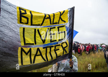 Milton Ernest, UK. Decimo Sep, 2016. Gli attivisti del Movimento per la giustizia e di altri gruppi che si oppongono ai centri di detenzione per immigrati protestare fuori Yarl Legno dell immigrazione Centro di rimozione di chiamare per la sua chiusura. Credito: Mark Kerrison/Alamy Live News Foto Stock