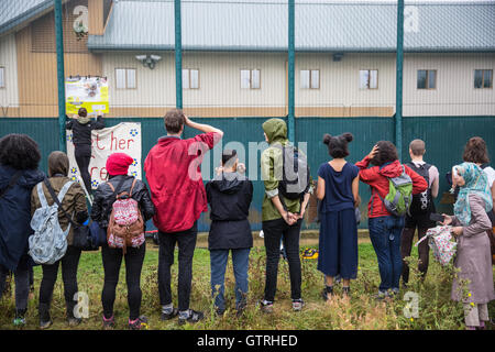 Milton Ernest, UK. Decimo Sep, 2016. Gli attivisti del Movimento per la giustizia e di altri gruppi che si oppongono ai centri di detenzione per immigrati protestare fuori Yarl Legno dell immigrazione Centro di rimozione di chiamare per la sua chiusura. Credito: Mark Kerrison/Alamy Live News Foto Stock