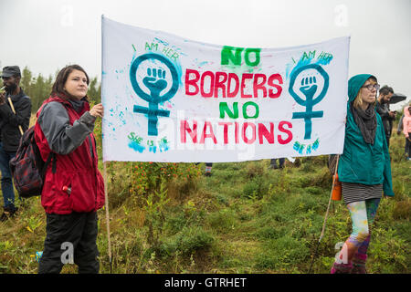 Milton Ernest, UK. Decimo Sep, 2016. Gli attivisti del Movimento per la giustizia e di altri gruppi che si oppongono ai centri di detenzione per immigrati protestare fuori Yarl Legno dell immigrazione Centro di rimozione di chiamare per la sua chiusura. Credito: Mark Kerrison/Alamy Live News Foto Stock