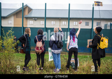 Milton Ernest, UK. Decimo Sep, 2016. Gli attivisti del Movimento per la giustizia a wave di detenuti all'interno Yarl Legno dell immigrazione Centro di rimozione durante una manifestazione di protesta per chiedere la sua chiusura. Credito: Mark Kerrison/Alamy Live News Foto Stock