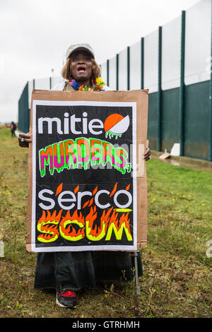 Milton Ernest, UK. Decimo Sep, 2016. Un attivista del movimento per la giustizia proteste al di fuori Yarl Legno dell immigrazione Centro di rimozione di chiamare per la sua chiusura. Credito: Mark Kerrison/Alamy Live News Foto Stock