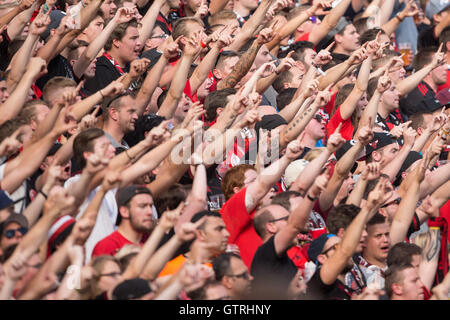 Leverkusen, Germania. Decimo Sep, 2016. Leverkusen tifosi durante la Bundesliga tedesca partita di calcio tra Bayer Leverkusen e Hamburger SV nel BayArena a Leverkusen, Germania, 10 settembre 2016. La partita si è conclusa 3-1. Foto: MAJA HITIJ/dpa (EMBARGO CONDIZIONI - attenzione - a causa di accreditamento orientamenti il DFL consente solo la pubblicazione e utilizzazione di fino a 15 immagini per corrispondenza su internet e nei contenuti multimediali in linea durante il match)/dpa/Alamy Live News Foto Stock