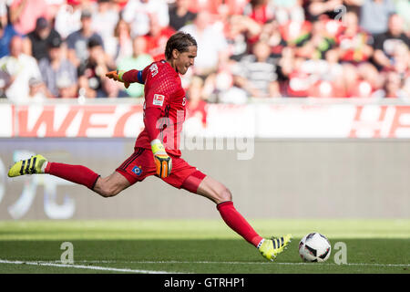 Leverkusen, Germania. Decimo Sep, 2016. Amburgo il rene Adler in azione durante la Bundesliga tedesca partita di calcio tra Bayer Leverkusen e Hamburger SV nel BayArena a Leverkusen, Germania, 10 settembre 2016. La partita si è conclusa 3-1. Foto: MAJA HITIJ/dpa (EMBARGO CONDIZIONI - attenzione - a causa di accreditamento orientamenti il DFL consente solo la pubblicazione e utilizzazione di fino a 15 immagini per corrispondenza su internet e nei contenuti multimediali in linea durante il match)/dpa/Alamy Live News Foto Stock