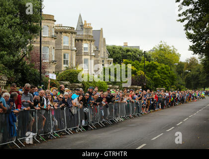 Bristol, Regno Unito. Decimo Sep, 2016. Tour della Gran Bretagna in bicicletta, stadio 7a, Bristol. La folla si riuniranno presso la linea di partenza Credito: Azione Sport Plus/Alamy Live News Foto Stock