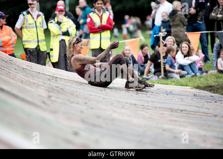 Cheshire, Regno Unito 10 Settembre 2016. Concorrente non riesce a Everest a dura Mudder Nord Ovest 2016 10/09/2016 Credit: Gary Mather/Alamy Live News Foto Stock