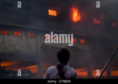 Dacca, Dhaka, Bangladesh. Decimo Sep, 2016. Settembre 10, 2016 Tongi, Bangladesh '"' il Fuoco dopo un esplosione ha fatto una fabbrica in Tongi. Gazzetta detto almeno 23 persone sono state uccise e 70 ferite in una caldaia esplosione che ha causato il fuoco in un indumento-confezionamento in fabbrica Tongi vicino Gazipur. Credito: K M Asad/ZUMA filo/Alamy Live News Foto Stock