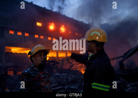 Dacca, Dhaka, Bangladesh. Decimo Sep, 2016. Settembre 10, 2016 Tongi, Bangladesh '"' vigili del fuoco del Bangladesh parla dopo un esplosione ha fatto una fabbrica in Tongi. Gazzetta detto almeno 23 persone sono state uccise e 70 ferite in una caldaia esplosione che ha causato il fuoco in un indumento-confezionamento in fabbrica Tongi vicino Gazipur. Credito: K M Asad/ZUMA filo/Alamy Live News Foto Stock