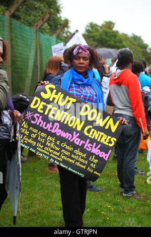 Milton Ernest, Bedford, Regno Unito. 10 settembre 2016. Centinaia di manifestanti protestano contro il recinto del centro di detenzione Yarls Wood chiedendo la chiusura della struttura. Penelope Barritt/Alamy Live News Foto Stock