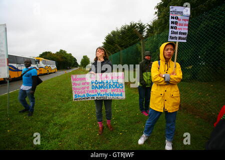 Milton Ernest, Bedford, Regno Unito. 10 settembre 2016. I manifestanti si riuniscono vicino al perimetro di Yarl’s Wood per protestare contro gli abusi sistemici, il razzismo e l’ingiustizia all’interno del sistema di detenzione dell’immigrazione del Regno Unito. I segnali chiedono solidarietà e la chiusura dello strumento. Centinaia di manifestanti protestano contro il recinto del centro di detenzione Yarls Wood chiedendo la chiusura della struttura. Penelope Barritt/Alamy Live News Foto Stock