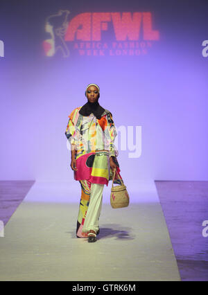 Londra, Regno Unito. Decimo Sep, 2016. Africa della settimana della moda hanno portato i colori vividi dell Africa al London Olympia pista show con alcuni dei migliori designer africani come il Mama Bishara Kutowa, Vicrtora Grazia, Hyness, Jaua, Sherene Melinda e Tiza Credito: Paolo Quezada-Neiman/Alamy Live News Foto Stock