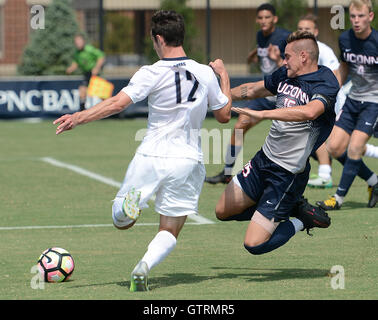 Williamsburg, VA, Stati Uniti d'America. Decimo Sep, 2016. 20160910 - Connecticut defender JAKOB NERWINSKI (15) difende un pass da Georgetown centrocampista DYLAN NEALIS (12) nel primo semestre al campo di Shaw a Washington. © Chuck Myers/ZUMA filo/Alamy Live News Foto Stock