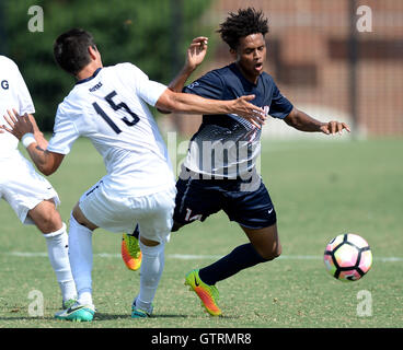 Williamsburg, VA, Stati Uniti d'America. Decimo Sep, 2016. 20160910 - Georgetown centrocampista KYLE ZAJEC (15) Viaggi Connecticut centrocampista MUNIR SALEH (14) nella seconda metà al campo di Shaw a Washington. © Chuck Myers/ZUMA filo/Alamy Live News Foto Stock