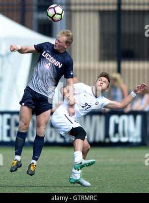 Williamsburg, VA, Stati Uniti d'America. Decimo Sep, 2016. 20160910 - Connecticut defender SIMEN OLAFSEN (4) capi la palla su Georgetown avanti Zach KNUDSON (27) nella seconda metà al campo di Shaw a Washington. © Chuck Myers/ZUMA filo/Alamy Live News Foto Stock