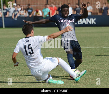 Williamsburg, VA, Stati Uniti d'America. Decimo Sep, 2016. 20160910 - Georgetown centrocampista KYLE ZAJEC (15) difende Connecticut centrocampista CHEIKH STEPHANE COLY (8) nella seconda metà al campo di Shaw a Washington. © Chuck Myers/ZUMA filo/Alamy Live News Foto Stock