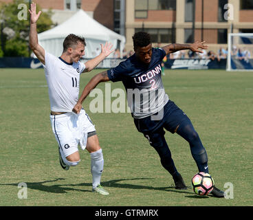 Williamsburg, VA, Stati Uniti d'America. Decimo Sep, 2016. 20160910 - Connecticut defender DURAN LEE (2) afferra il jersey di Georgetown centrocampista MATTEO LEDDER (11), mentre egli avanza la sfera nella seconda metà al campo di Shaw a Washington. © Chuck Myers/ZUMA filo/Alamy Live News Foto Stock