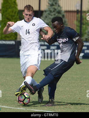 Williamsburg, VA, Stati Uniti d'America. Decimo Sep, 2016. 20160910 - Georgetown centrocampista BRENDAN MCDONOUGH (14) blocchi un colpo dal Connecticut centrocampista KWAME AWUAH (7) nella seconda metà al campo di Shaw a Washington. © Chuck Myers/ZUMA filo/Alamy Live News Foto Stock