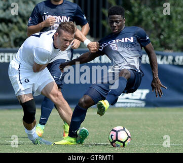 Williamsburg, VA, Stati Uniti d'America. Decimo Sep, 2016. 20160910 - Georgetown avanti Zach KNUDSON (27) e di Connecticut centrocampista CHEIKH STEPHANE COLY (8) battaglia per la palla nella prima metà al campo di Shaw a Washington. © Chuck Myers/ZUMA filo/Alamy Live News Foto Stock