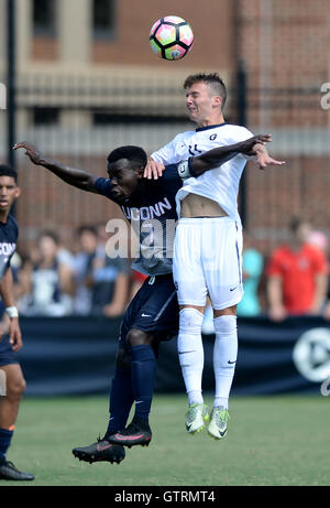 Williamsburg, VA, Stati Uniti d'America. Decimo Sep, 2016. 20160910 - Georgetown centrocampista MATTEO LEDDER (11) Capi la palla su Connecticut centrocampista KWAME AWUAH (7) nella seconda metà al campo di Shaw a Washington. © Chuck Myers/ZUMA filo/Alamy Live News Foto Stock