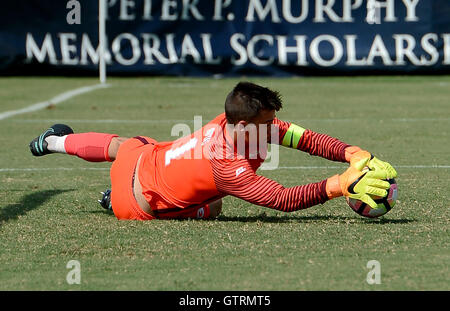 Williamsburg, VA, Stati Uniti d'America. Decimo Sep, 2016. 20160910 - portiere di Georgetown JT MARCINKOWSKI (1) Immersioni e fa risparmiare su un colpo dal Connecticut nella seconda metà al campo di Shaw a Washington. © Chuck Myers/ZUMA filo/Alamy Live News Foto Stock
