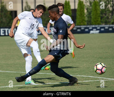 Williamsburg, VA, Stati Uniti d'America. Decimo Sep, 2016. 20160910 - Georgetown centrocampista KYLE ZAJEC (15) cancella la palla lontano dal Connecticut defender DURAN LEE (2) nella seconda metà al campo di Shaw a Washington. © Chuck Myers/ZUMA filo/Alamy Live News Foto Stock