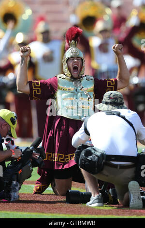 Los Angeles, CA, US, STATI UNITI D'AMERICA. Decimo Sep, 2016. 10 settembre 2016: Il Trojan mascotte dà il suo gridare dopo che colpisce la terra con la sua spada prima che il gioco tra la Utah State Aggies e l'USC Trojans, il Colosseo a Los Angeles, CA. Peter Joneleit/ Zuma filo Servizio © Peter Joneleit/ZUMA filo/Alamy Live News Foto Stock