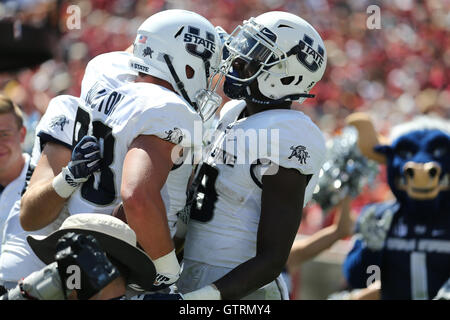 Los Angeles, CA, US, STATI UNITI D'AMERICA. Decimo Sep, 2016. 10 settembre 2016: la Utah State Aggies manualmente l'estremità Wyatt Houston (83) e dello stato dello Utah Aggies wide receiver Ron'Quavion Tarver (19) del gioco tra la Utah State Aggies e l'USC Trojans, il Colosseo a Los Angeles, CA. Peter Joneleit/ Zuma filo Servizio © Peter Joneleit/ZUMA filo/Alamy Live News Foto Stock