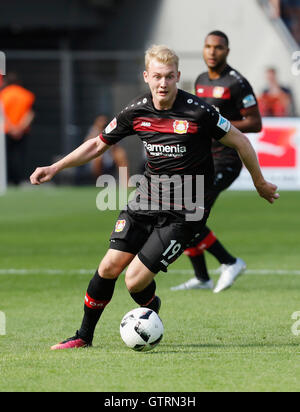 Leverkusen, Germania. 10 Settembre, 2016. Bundesliga, giornata 2, Bayer 04 Leverkusen - Hamburger SV, Julian Brandt (Leverkusen) controlla la sfera. Credito: Juergen schwarz/Alamy Live News Foto Stock