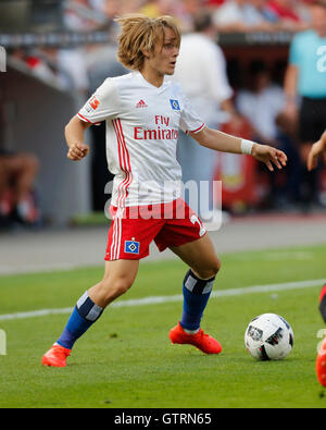 Leverkusen, Germania. 10 Settembre, 2016. Bundesliga, giornata 2, Bayer 04 Leverkusen - Hamburger SV, Alen Halilovic (Amburgo) controlla la sfera. Credito: Juergen schwarz/Alamy Live News Foto Stock