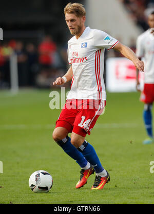 Leverkusen, Germania. 10 Settembre, 2016. Bundesliga, giornata 2, Bayer 04 Leverkusen - Hamburger SV, Aaron Hunt (Amburgo) controlla la sfera. Credito: Juergen schwarz/Alamy Live News Foto Stock