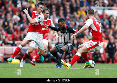 Londra, Regno Unito. Decimo Sep, 2016. Nathan Redmond (2R) di Southamptonl vies per la palla durante il 2016/2017 Premier League match tra Arsenal e Southampton all'Emirates Stadium di Londra, Gran Bretagna il 7 settembre 10, 2016. Arsenal vince 2-1. © Han Yan/Xinhua/Alamy Live News Foto Stock