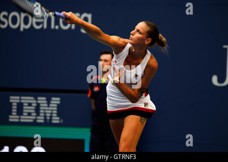 New York, Stati Uniti d'America. 10 Settembre, 2016. Karolina Pliskova della Repubblica ceca che serve a Angelique Kerber della Germania durante la finale degli Stati Uniti Open Tennis campionati a Flushing Meadows, New York il Sabato, Settembre 10th. Kerber ha vinto la partita e il suo primo U.S. Aprire il titolo in tre set Credito: Adam Stoltman/Alamy Live News Foto Stock