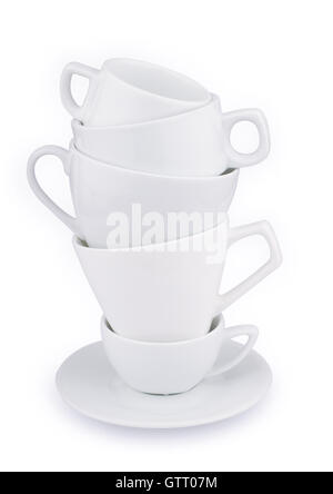 Vista frontale di ceramica bianca tazze da caffè impilate su un piatto e isolato Foto Stock