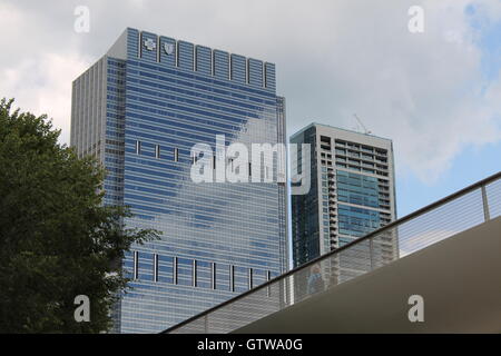 Il Blue Cross Blue Shield edificio e 340 sul parco, attraversata la strada dal Millennium Park di Chicago, IL Foto Stock