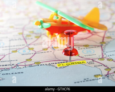 Close up della Florida USA mappa con perno rosso e aereo giocattolo - Concetto di viaggio Foto Stock