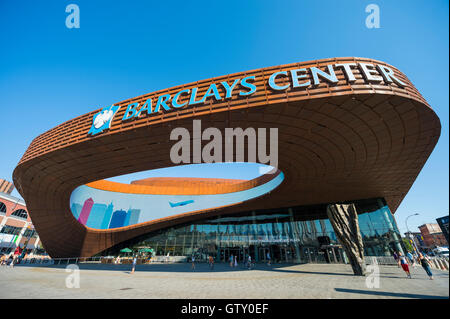 NEW YORK CITY - Agosto 30, 2016: pedoni passano sotto l'architettura distintiva della Barclays Center complesso sportivo. Foto Stock