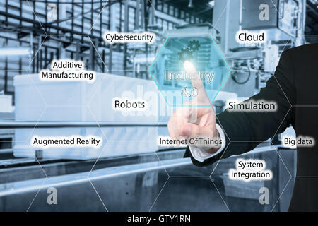 Business man toccando l'industria 4.0 icona nell'interfaccia virtuale schermo che mostra i dati di smart factory. Azienda Settore 4.0 concetto Foto Stock