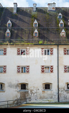 Finestre nella facciata medievale e il tetto del granaio ducale nel castello di Wasserburg am Inn, Baviera, Germania Foto Stock