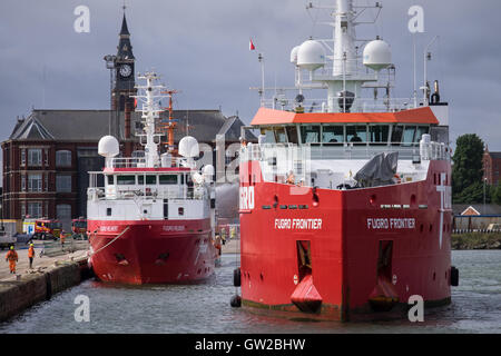 Sondaggio navi Fugro Helmert (sinistra) e Fugro frontiera (destro) a Grimsby Royal Dock durante il Hornsea progetto uno UXO sondaggio Foto Stock