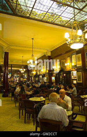 Cafe Tortone, nel maggio avenue, Buenos Aires, Argentina. Nel Café Tortoni è il più antico caffè più famosi di Buenos Aires. BUENOS AIRES Foto Stock