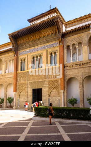 Facciata con intonaco moresco al patio de la monteria, Royal Palace, Alcazar di Siviglia, in Andalusia, Spagna Foto Stock