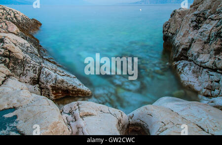 Tramonto su Novi Vinodolski beach, Croazia. Esposizione lunga Foto Stock