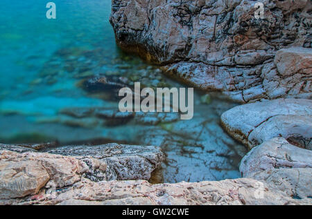 Tramonto su Novi Vinodolski beach, Croazia. Esposizione lunga Foto Stock