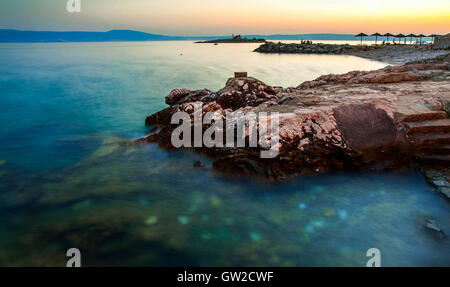 Tramonto su Novi Vinodolski beach, Croazia. Esposizione lunga Foto Stock